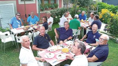 BERTAMIRÁNS. Los participantes compartieron mesa en Casa Abelleira de Bertamiráns. Fotos: A. Nores