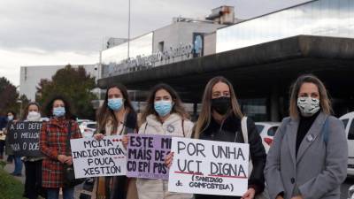 Protesta de trabajadores de la uci del CHUS el día 5, delante del Clínico. Foto: Lavandeira jr