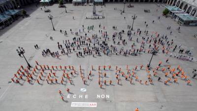 Despliegue ante el concello herculino en el que compusieron la palabra “Intervención” en el suelo de la plaza. FOTO: EFE/CABALAR