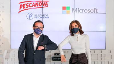 Ignacio González, CEO del Grupo Nueva Pescanova, y Pilar López, presidenta de Microsoft España, celebran el acuerdo chocando los codos. Foto: GNP