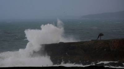 A CORUÑA, 28/12/2020.- Las olas rompen con fuerza contra las rocas de la costa de la ciudad de A Coruña, este lunes en el que la borrasca Bella seguirá aportando inestabilidad, con todo el litoral gallego en alerta, de nivel rojo en A Coruña. EFE/ Cabalar