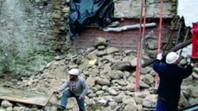 Las obras de construcción del Museo do Mar y el mal tiempo provocan la caída de parte del muro de una casa en Porto do Son