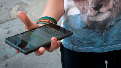 INTERNET. Una persona utilizando su teléfono móvil por la calle. Foto: X.