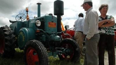 Tractores históricos peregrinan en un homenaje al rural gallego