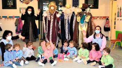 cEE. Os nenos e nenas da Escoliña recibiron a visita de Súas Maxestades, acompañadas da alcaldesa. Foto: C.C.
