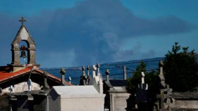 columna de humo. Aunque ya estaba estabilizado el incendio, el fuego de Monterrei era visible ayer desde la parroquia de Salgueira. Foto: Sxenick/Efe