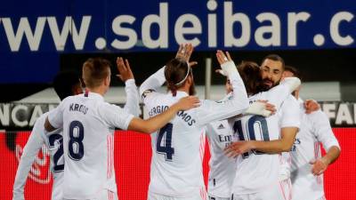 PROTAGONISTAS Modric y Benzema se abrazan tras el 0-2. Foto: Juan Herrero/EFE