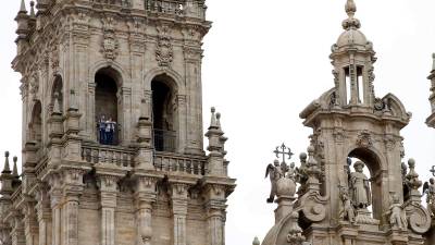 Un par de turistas se asoma a la Torre de la Carraca, de la Catedral de Santiago, que abrió por primera vez al público el pasado verano (Foto: Antonio Hernández)