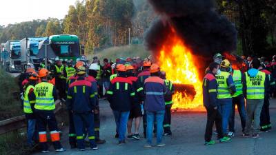 Trabajadores de Alcoa San Cibrao durante la protesta matinal de este martes en la carretera de acceso. Foto: Eliseo Trigo