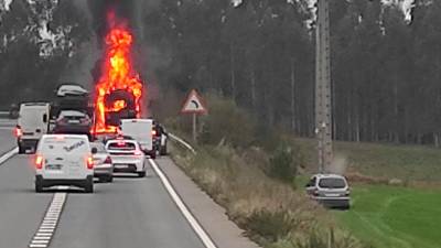 Detalle del vehículo pesado, una grúa de Ferrocar, todavía en llamas. Foto: R