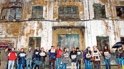 Ferrol se despide con enfado de la célebre fábrica de lápices
