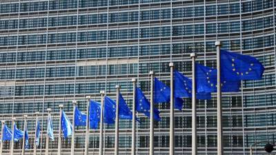 Banderas europeas ondeando en la capital de la UE, Bruselas, donde Feuga cuenta con una oficina. Foto: Efe