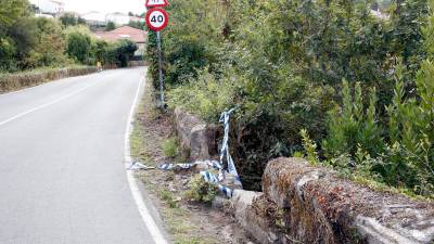 Muro derribado tras la salida de vía de un vehículo en la zona de A Rocha. Foto: A. H. 