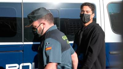 Uno de los investigados por la muerte de Samuel Luiz acude, esposado y acompañado de un agente de la Policía Nacional, al Juzgado de Instrucción número 8 de A Coruña. Foto: M. Dylan/E. Press