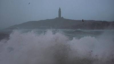 A CORUÑA, 28/12/2020.- Las olas rompen con fuerza contra las rocas de la costa de la ciudad de A Coruña, este lunes en el que la borrasca Bella sigue aportando inestabilidad, con todo el litoral gallego en alerta. EFE/ Cabalar