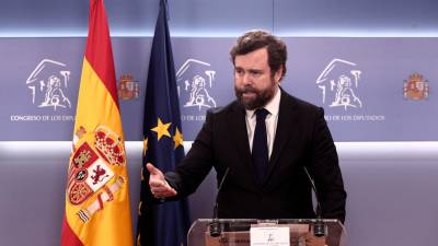 El portavoz de Vox en el Congreso, Iván Espinosa de los Monteros, responde a los medios en una rueda de prensa posterior a la Junta de Portavoces convocada en el Congreso de los Diputados, en Madrid. FOTO: E. Parra