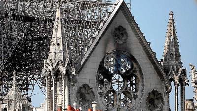 Peligra el frontón de las fachadas laterales de la catedral de Notre Dame