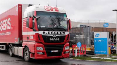 desde bélgica. Un camión sale del centro de producción de Pfizer en en Puurs, cerca de Amberes, Bélgica, desde donde llegarán las vacunas a España . Foto: Olivier Oslet