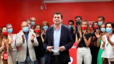Gonzalo Caballero valoró los resultados de su partido en la sede de los socialistas de O Pino (Santiago). Foto: Xoán Rey