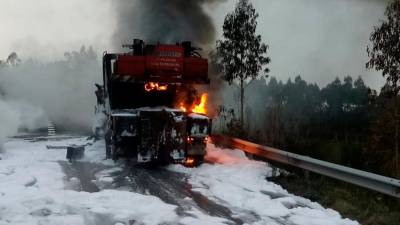Espuma para sofocar las llamas en el vehículo que ardió en la carretera AC-546. Foto: PV