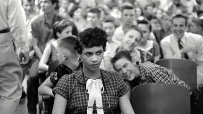 Dorothy Counts, la primera chica negra en asistir a una escuela para blancos en EEUU, recibiendo las burlas de sus compañeros en la Harry Harding High School de Charlotte, 1957. (Fuente, www.culturainquieta.com)
