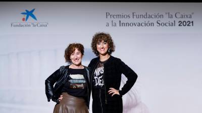 Las dos representantes de la asociación Plan Comunitario de Teis que acudieron a la gala de entrega de premios de la Fundación La Caixa