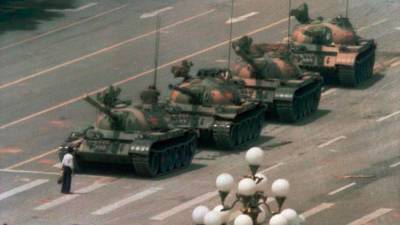 1989. El hombre del tanque. Tomada en Pekín, se ve como estudiantes e intelectuales protestaron en la plaza de Tiananmen. El ejército chino tomó la zona y acabo con muchas vidas. Un hombre se colocó en frente de la línea de tanques para impedir su movimiento. Con este hecho, la imagen se convirtió en un auténtico símbolo de valentía y así, en una de las fotografías más famosas. Autor, Jeff Widener.