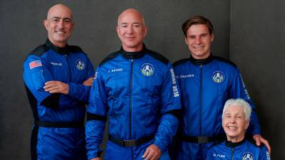 Jeff Bezos, en el centro, y a su derecha su hermano Mark, con los otros dos viajeros del cohete: la piloto Wally Funk y Oliver Daemen. Foto: Europa Press