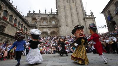 2018. Fiestas do Apóstolo. Pasacalles Cabezudos en la Praza das Praterías en Santiago de Compostela. (Autor, Fernando Blanco para El Correo Gallego).