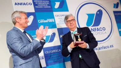 Aplaude el presidente de la Xunta, Alfonso Rueda, ante un emocionado por el homenaje Juan Maunuel Vieites. Foto: X.G.