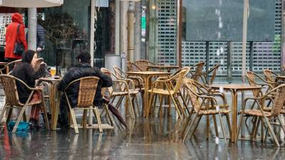 La mayoría de los clientes sí respetan las distancias de seguridad. Ayer, el ‘terraceo’ fue menos intenso por la lluvia Foto: F. Blanco