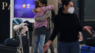 MADRID, 21/12/2020.- Vista de los pasajeros a su llegada al aeropuerto Adolfo Suárez Madrid Barajas este lunes. EFE/ Fernando Villar