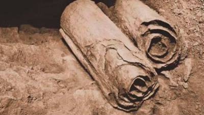 Dos de los Rollos del Mar Muerto encontrados en las Cuevas de Qumran.
