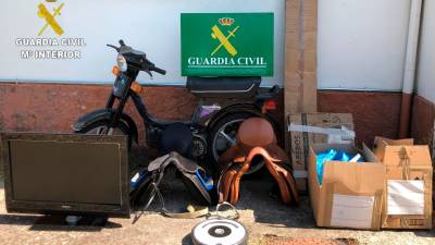 Materiales y un ciclomotor hallados por la Guardia Civil en el interior de una nave de Neda. Foto: Guardia Civil