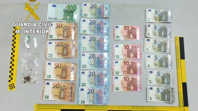 A la izquierda, la droga incautada junto al dinero en metálico que portaba el detenido. Foto: Guardia Civil
