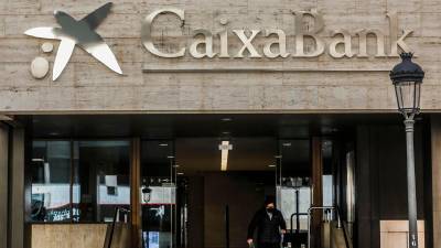 Logo de Caixabank en la antigua sede de Bankia, en la calle Pintor Sorolla, en Valencia. FOTO: Europa Press