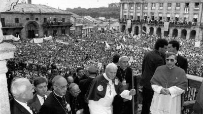 1989. El Papa Juan Pablo II acompañado, entre otros, por el Cardenal Ángel Suquía y por Monseñor Antonio María Rouco Varela. Plaza del Obradoiro. Santiago de Compostela. (Fuente, El Correo Gallego).