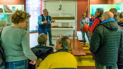 Ricardo Pérez y Verdes explicando aos visitantes algúns dos segredos que atesoura o Melga. Foto: Melga