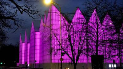 El edificio de la Filarmonía de Szczecin, en Polonia, se iluminó de malva por el Día Internacional de la Epilepsia el 26 de mayo de este año 2020. (Autor, Marcin Bielecki. Fuente, EFE)