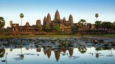Templo Angkor Wat. Es una de las mayores joyas del sureste asiático desde su construcción a finales del siglo IX. En sus inicios estuvo dedicado al hinduismo pero después se convirtió en un centro budista. Es uno de los sitios religiosos más grandes del mundo, al abarcar 162.6 hectáreas. (Fuente, www.vix.com)
