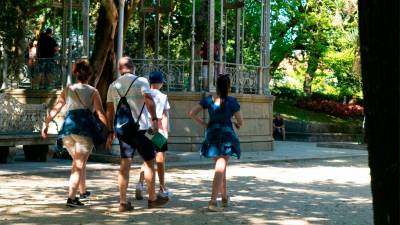 Una familia paseando por el parque de la Alameda de Santiago durante el pasado verano. Foto: Angy Álvarez Estévez 
