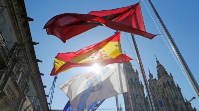 luto. Banderas a media asta en la Praza do Obradoiro de Santiago de Compostela en homenaje por las víctimas del covid-19 . Foto: ECG