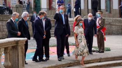 Felipe VI y Letizia tras pasar ante la alfombra floral de San Martiño. Foto: F.B.