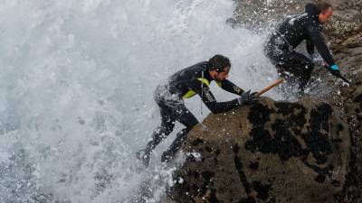 DUREZA. Esquivando las olas y escalando las rocas en Corme. Foto: Lavandeira