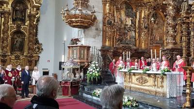 Arzobispo y delegado regio recuerdan a las víctimas de Angrois en la Ofrenda al Apóstol