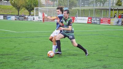 una jugada del reciente partido entre el Arzúa y el Atlético Arnoia, en O Viso. Foto: CSD Arzúa