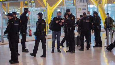 Agentes de la Policía Nacional realizan controles a los pasajeros de la T4 del aeropuerto Adolfo Suárez Madrid-Barajas Foto: Alberto Ortega