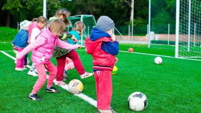 Un grupo de nenos xogando ao fútbol. Foto: Pexels