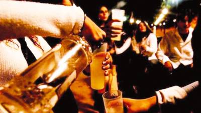 Las chicas consumen más alcohol que los chichos, según el estudio. Foto: Europa Press