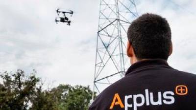 Empleado de Applus pilotando un dron